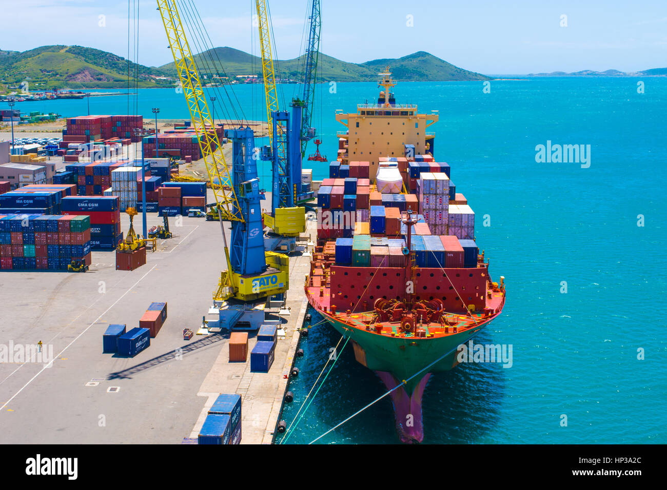 Container ship unloading hi-res stock photography and images - Alamy