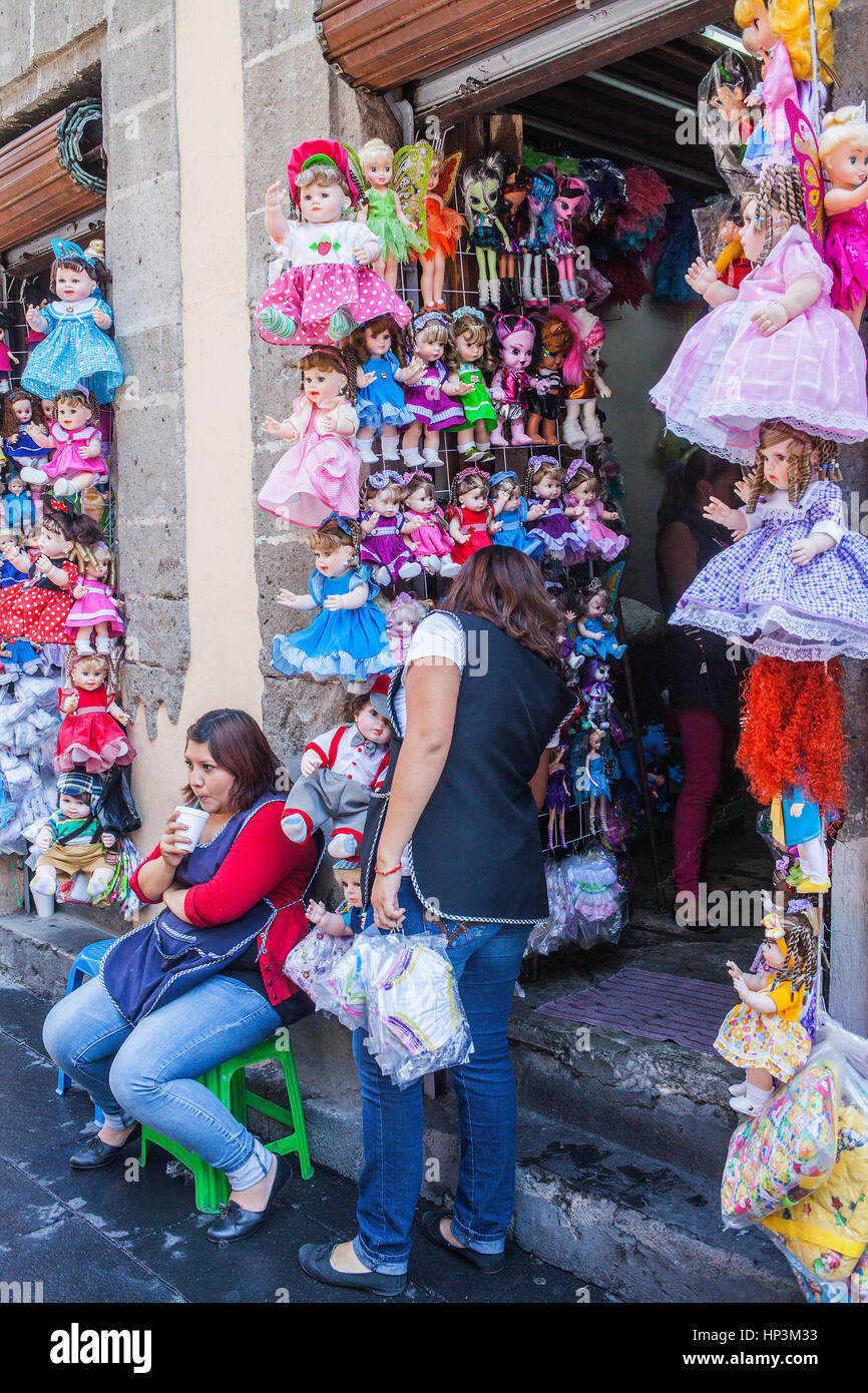 Meksiko - Page 8 Doll-shop-emiliano-zapata-street-mexico-city-mexico-HP3M33