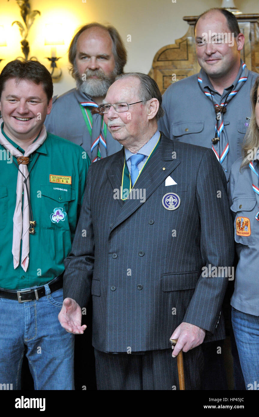 Luxembourg Grand Duke Jean (C) poses with a group of Luxembourg Boy Scouts Association after their meeting at Fischbach Castel, Luxembourg 07.10.2010 Stock Photo