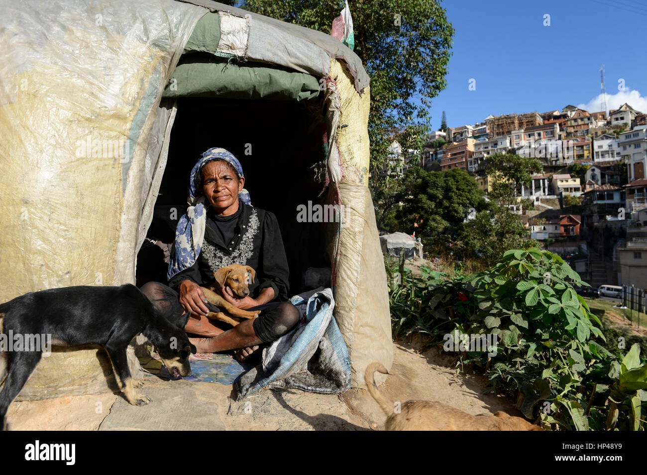 MADAGASCAR Antananarivo, homeless family / MADAGASKAR Antananarivo, obdachlose Familie Stock Photo