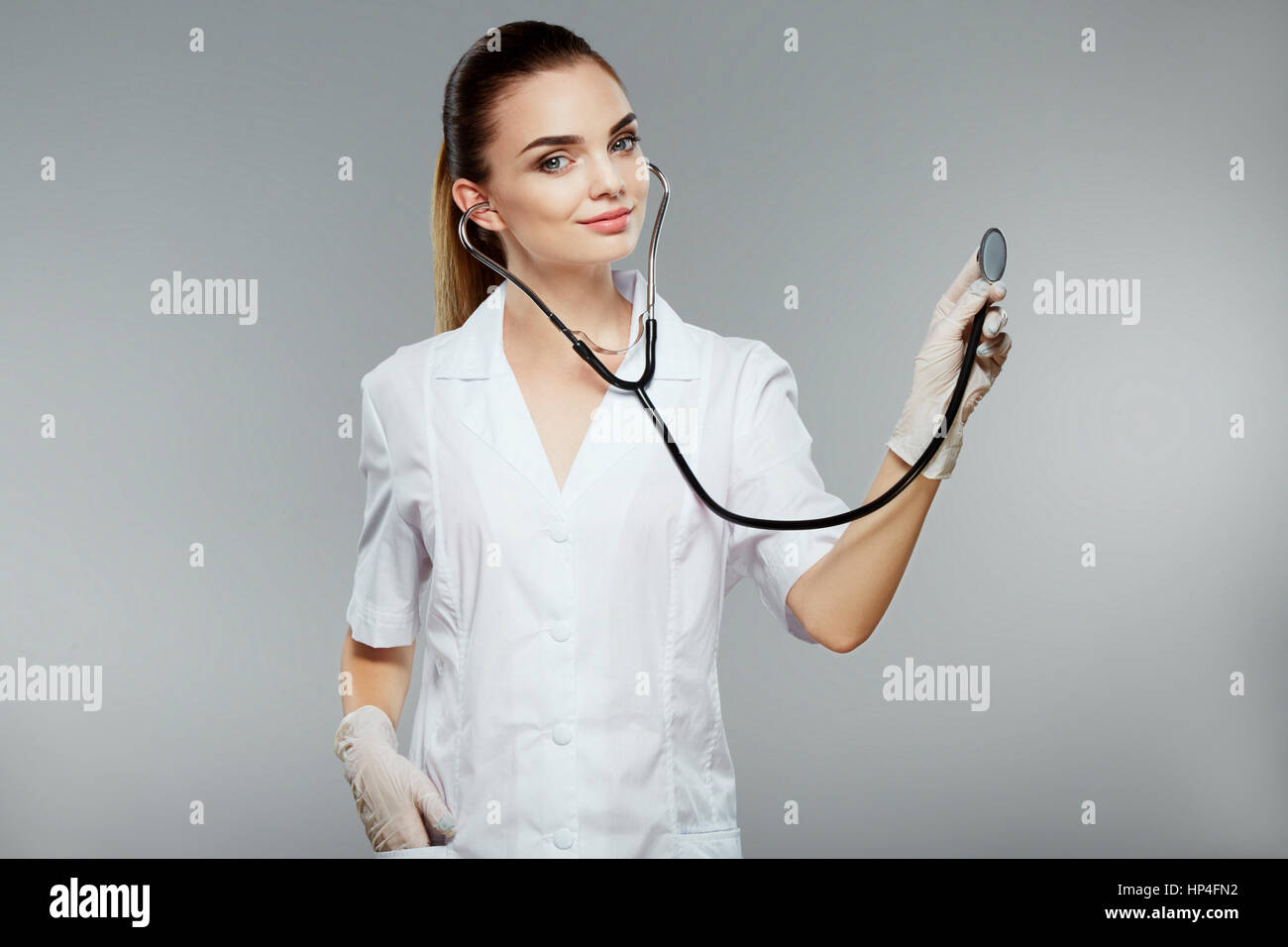 Врачи про медсестер. Привлекательная медсестра. Красивые девушки в медицинских халатах. Красивые девушки и стетоскоп. Фотосессия в медицинском халате макияж.