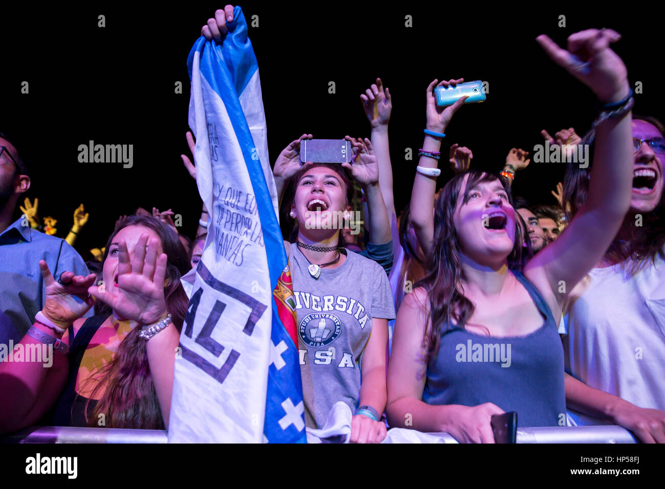 Crowd cheering team hi-res stock photography and images - Alamy