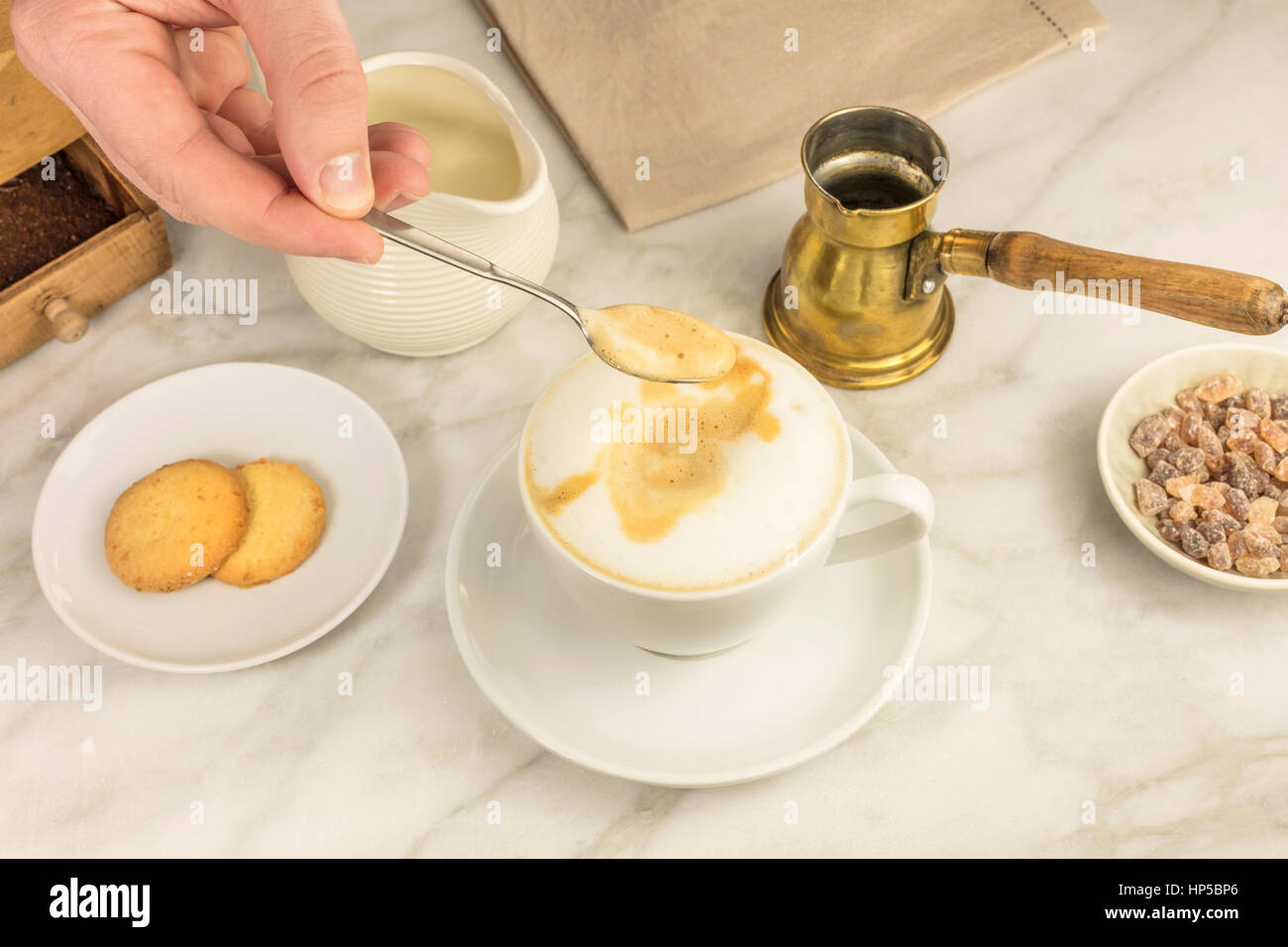 magdalena Clásico retro magdalena con crema y galletas. vector ilustración.  23546400 Vector en Vecteezy, image size:1300x956