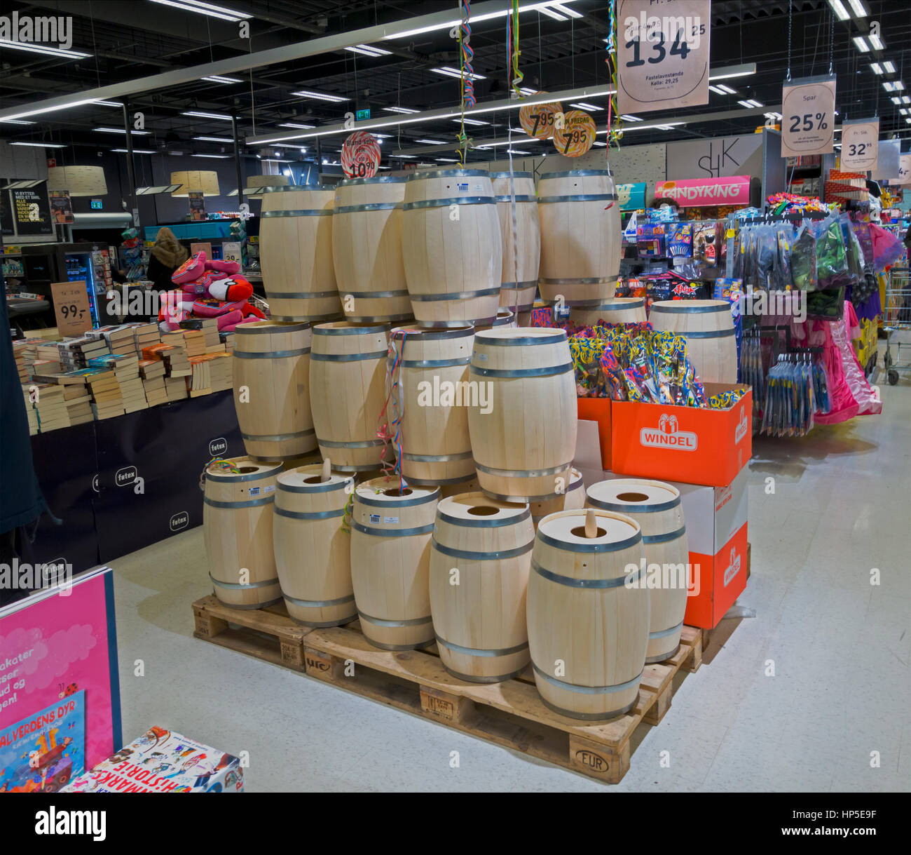 Kokkedal, Denmark, 18th February, 2017. The supermarkets are full of Shrovetide barrels for the upcoming Shrovetide festivities next weekend. The old Danish tradition to hit or beat the cat out of the barrel takes place at Shrovetide in kindergartens, schools, sports clubs, etc., in sports clubs even also for grown-ups. Credit: Niels Quist / Alamy Live News Stock Photo