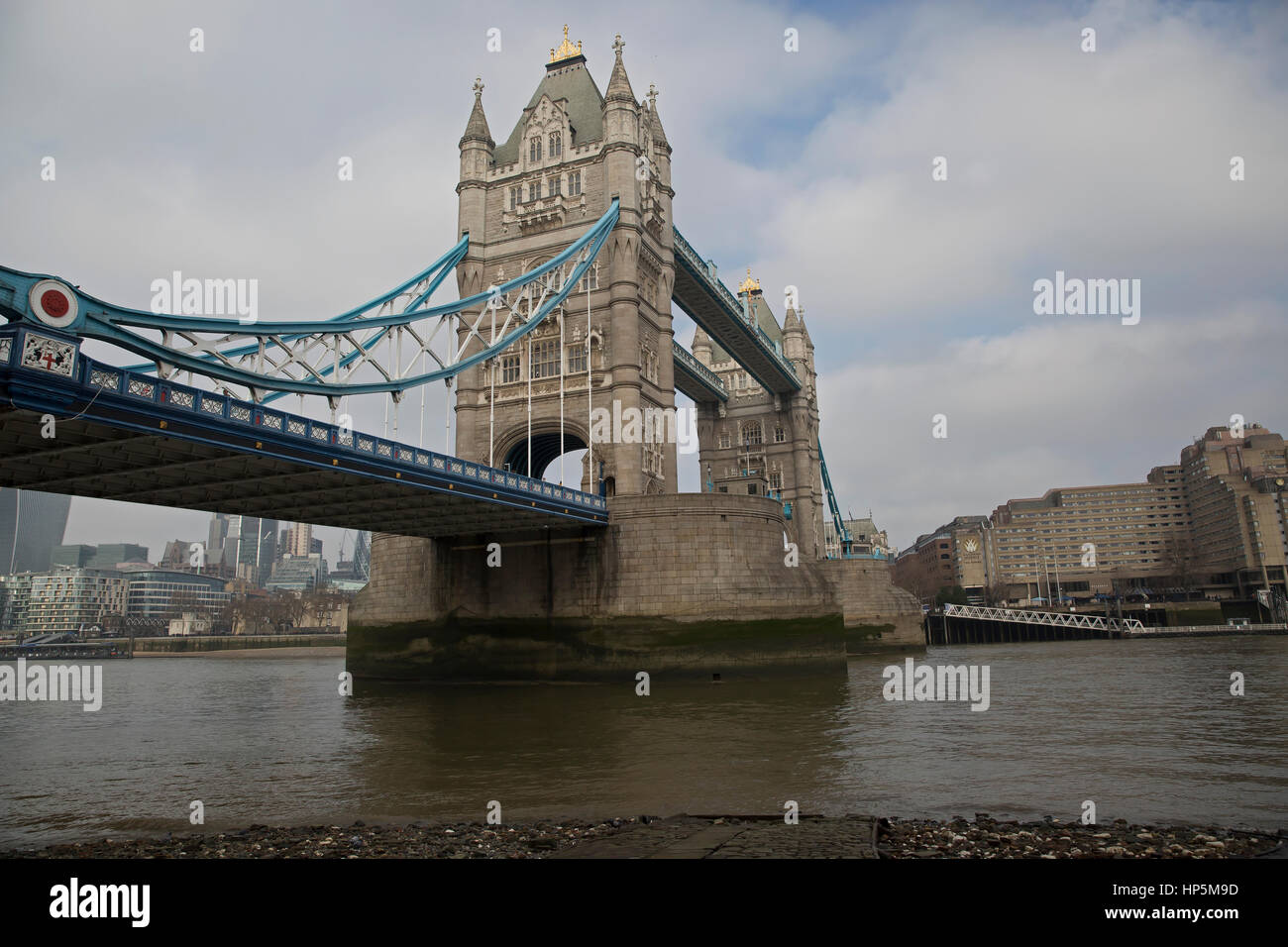 London, UK. 18th February 2017. Blue skies over London. © Keith Larby/Alamy Live News Stock Photo