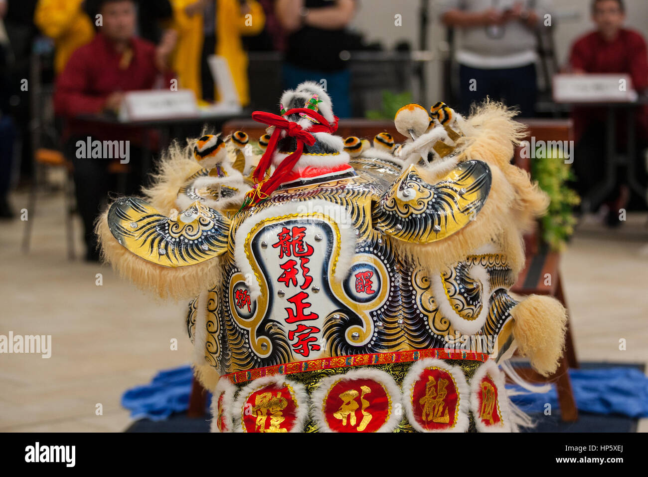 Chinese lion dance head costume Banque de photographies et d'images à haute  résolution - Alamy