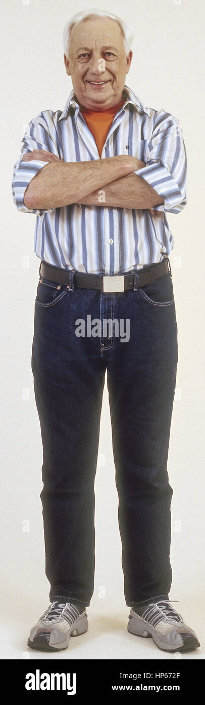 Senior in Jeans und Hemd, verschraenkte Arme (model-released) Stock Photo