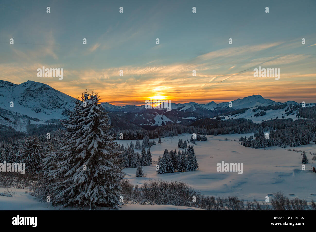 Vibrant sunset over a white snowy mountain range in the Alps Stock ...