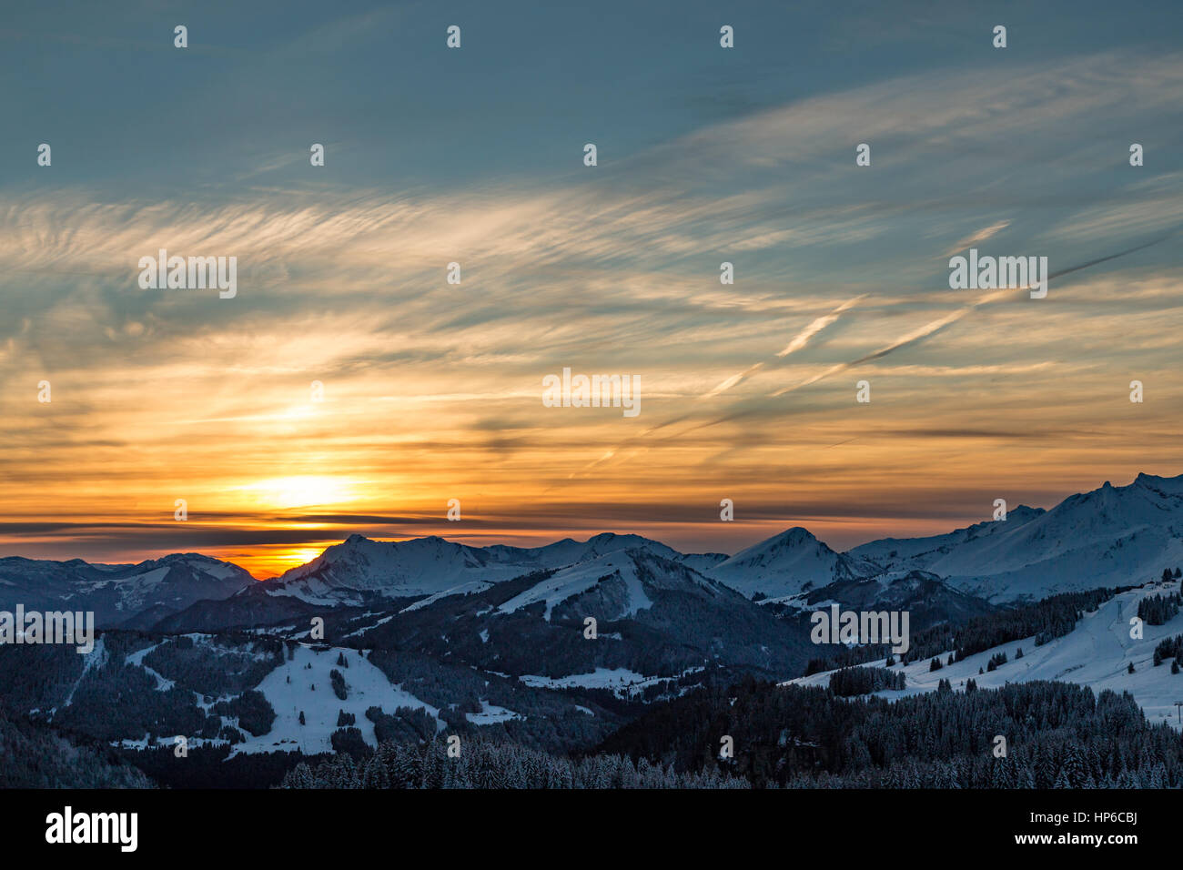 Vibrant sunset over a white snowy mountain range in the Alps Stock ...
