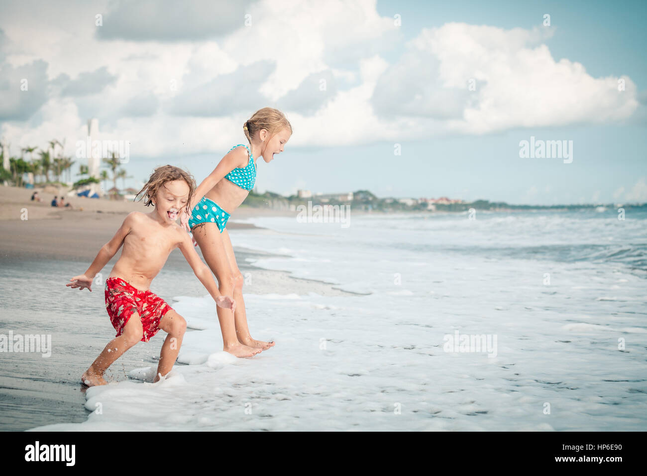 Sister and brother playing. С младшим братом на пляже. Брат и сестренка на пляже. Младшая сестра на пляже. Фотосессия брат с сестрой детками на море.