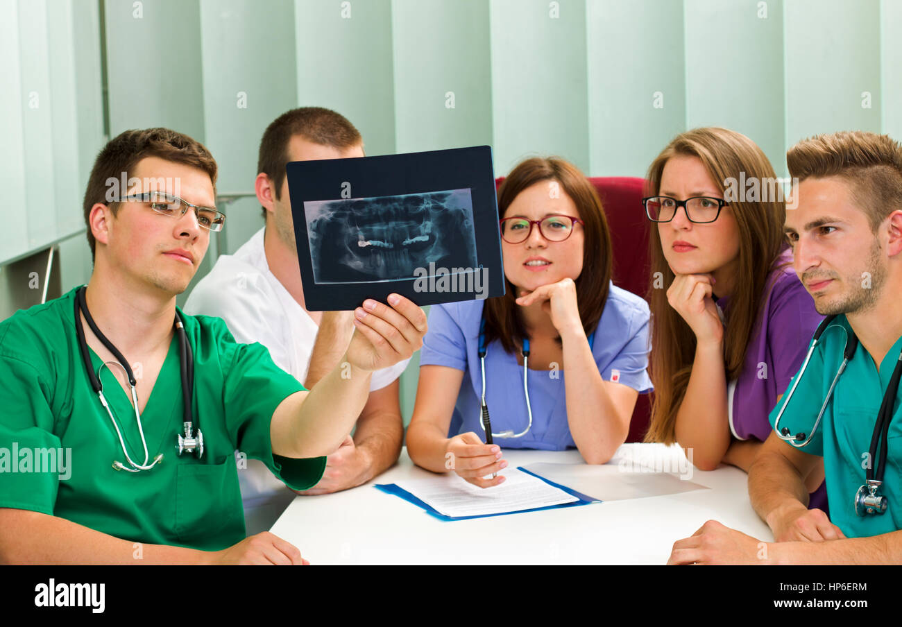 Picture of a medical team analyzing an X-ray Stock Photo - Alamy