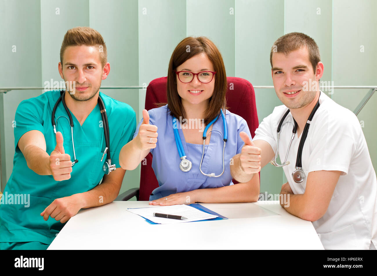 Doctors thumb up hi-res stock photography and images - Alamy