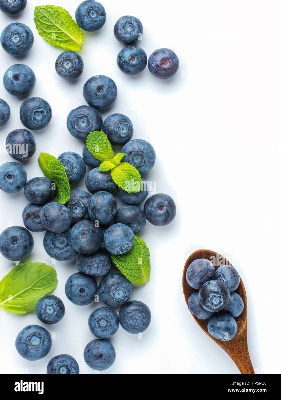 Blueberries isolated on white background. Blueberry border design. Ripe ...