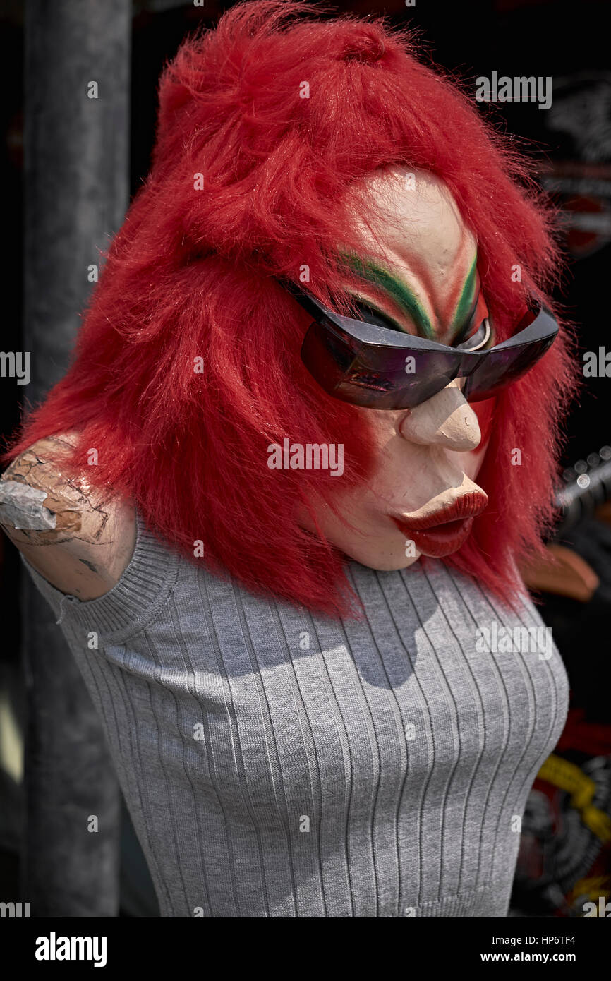 Tag fat Ristede Vejrudsigt Female mannequin with a red hair wig and sunglasses Stock Photo - Alamy