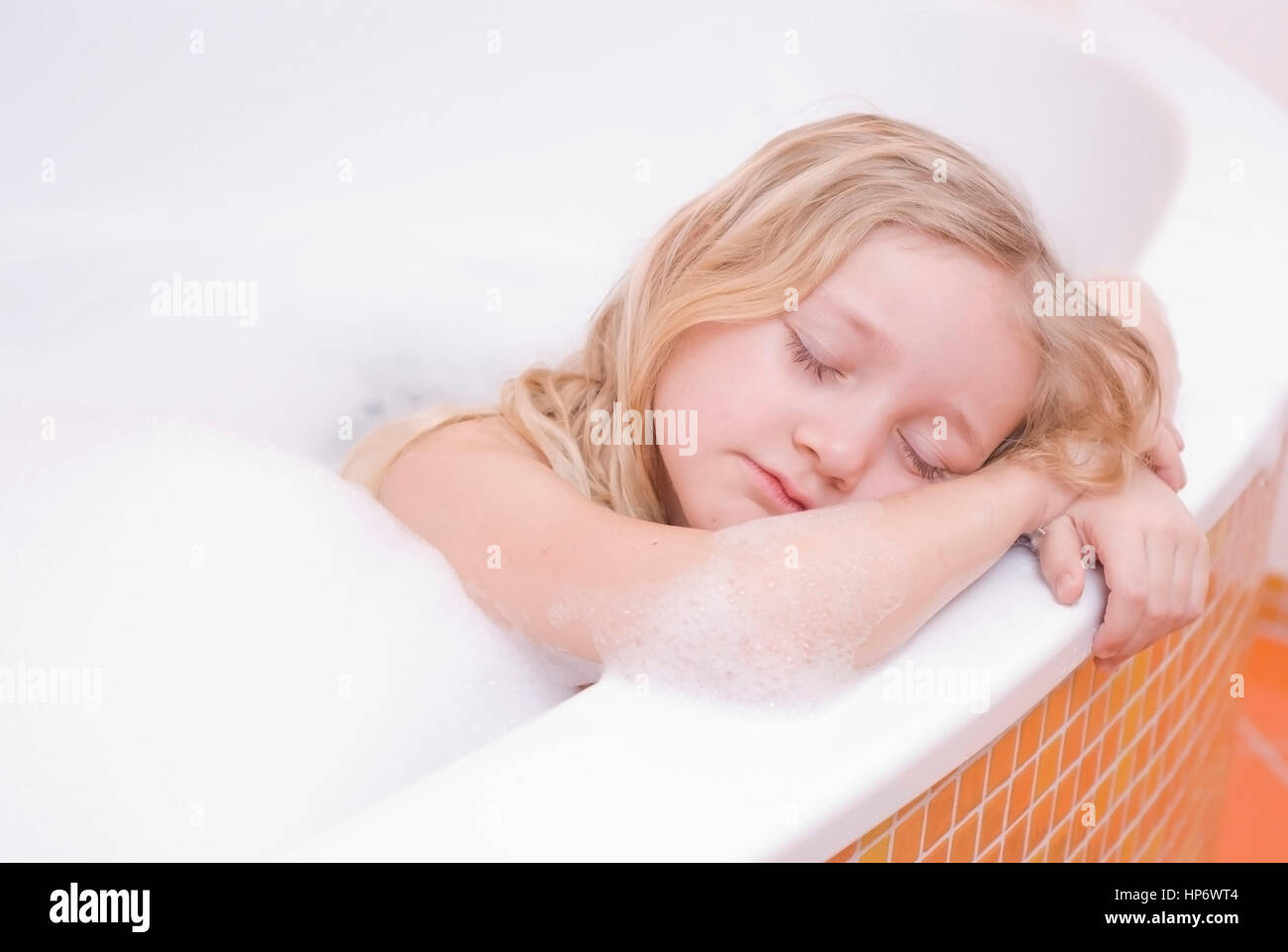 Model released , Maedchen, 7 Jahre, in der Badewanne girl in bathtub