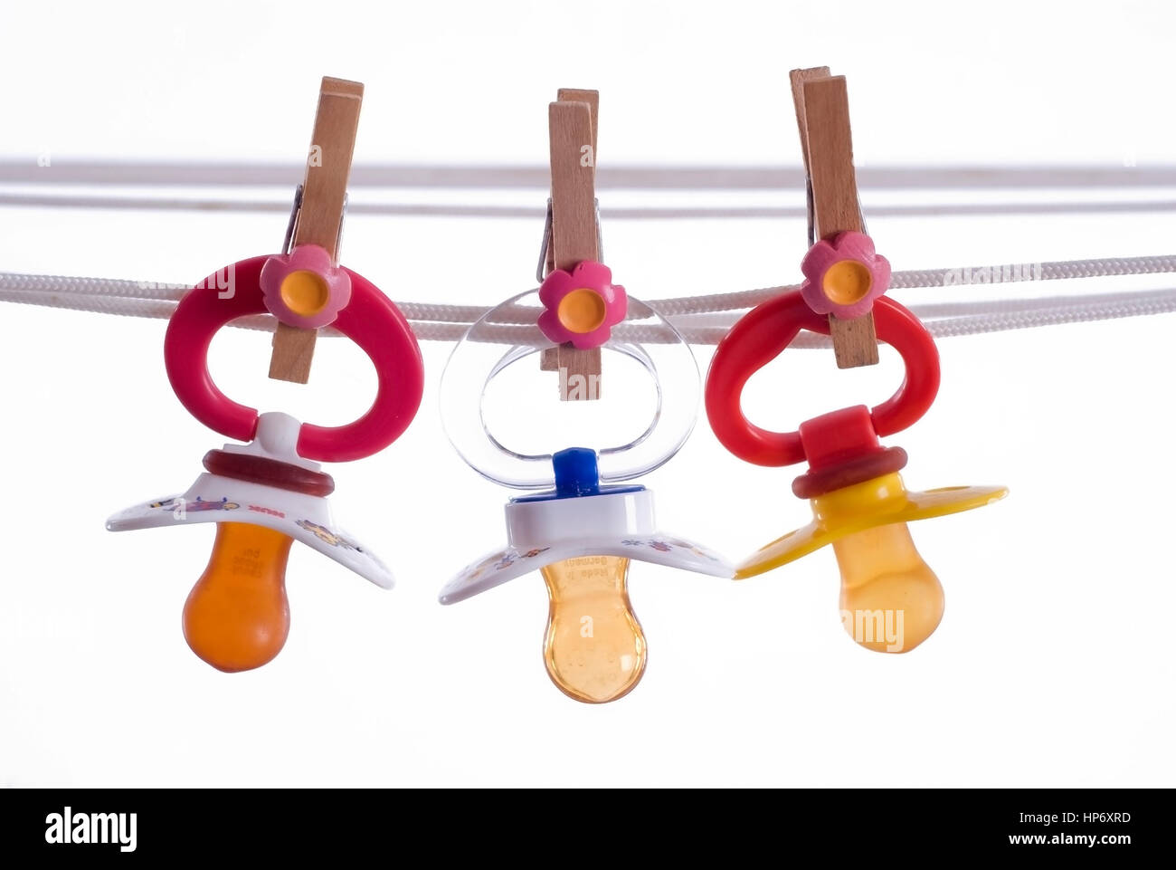 Schnuller haengen an Waescheleine - dummies on clothesline Stock Photo