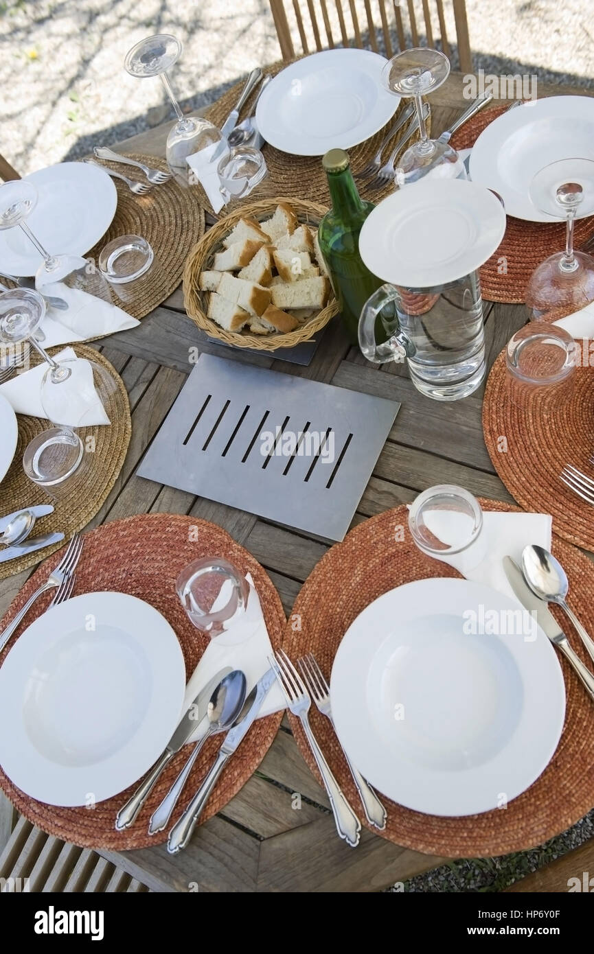 Gedeckter Tisch im Freien - well-laid table outdoor Stock Photo - Alamy