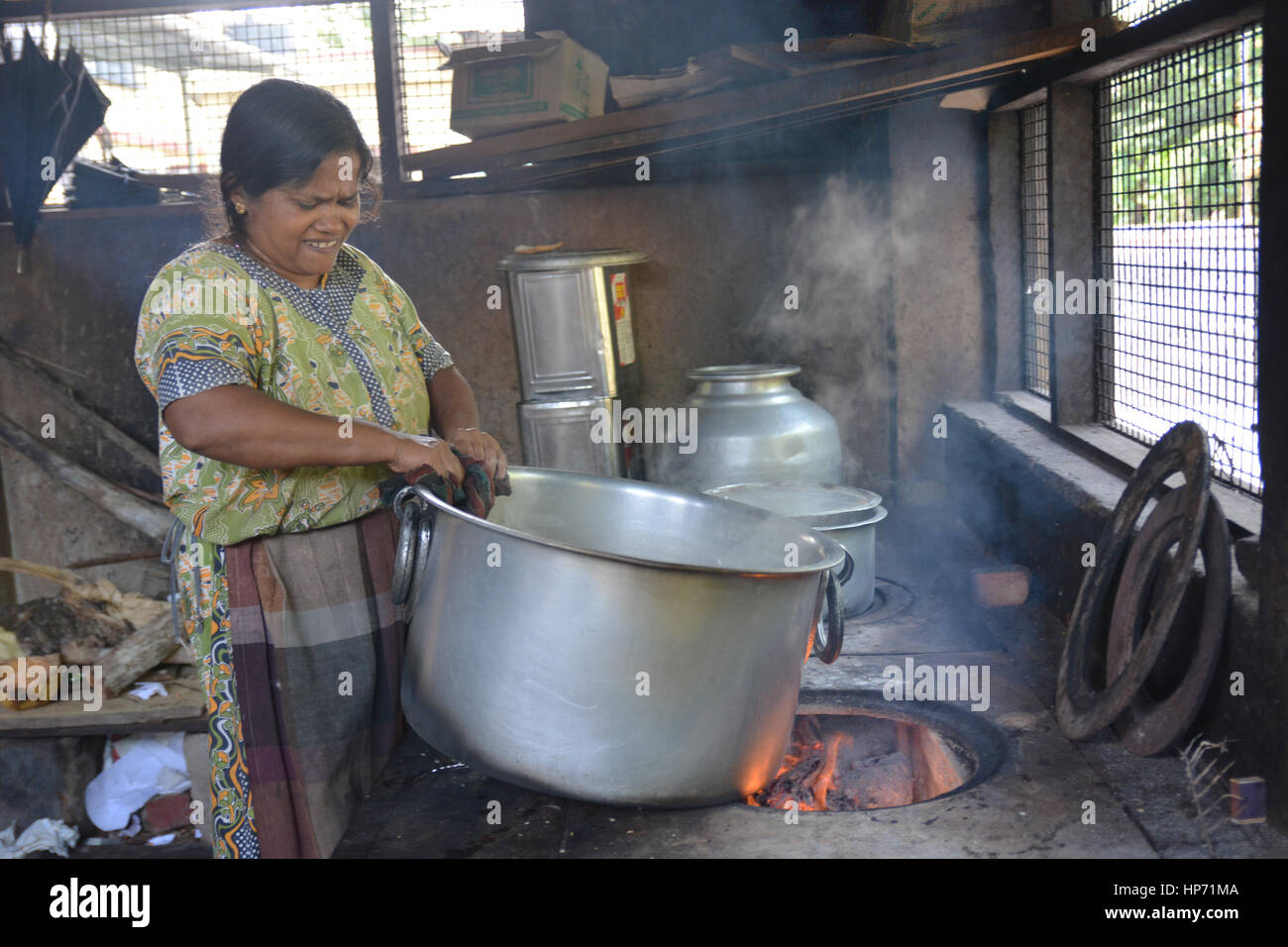 India curry woman restaurant hi-res stock photography and images - Alamy