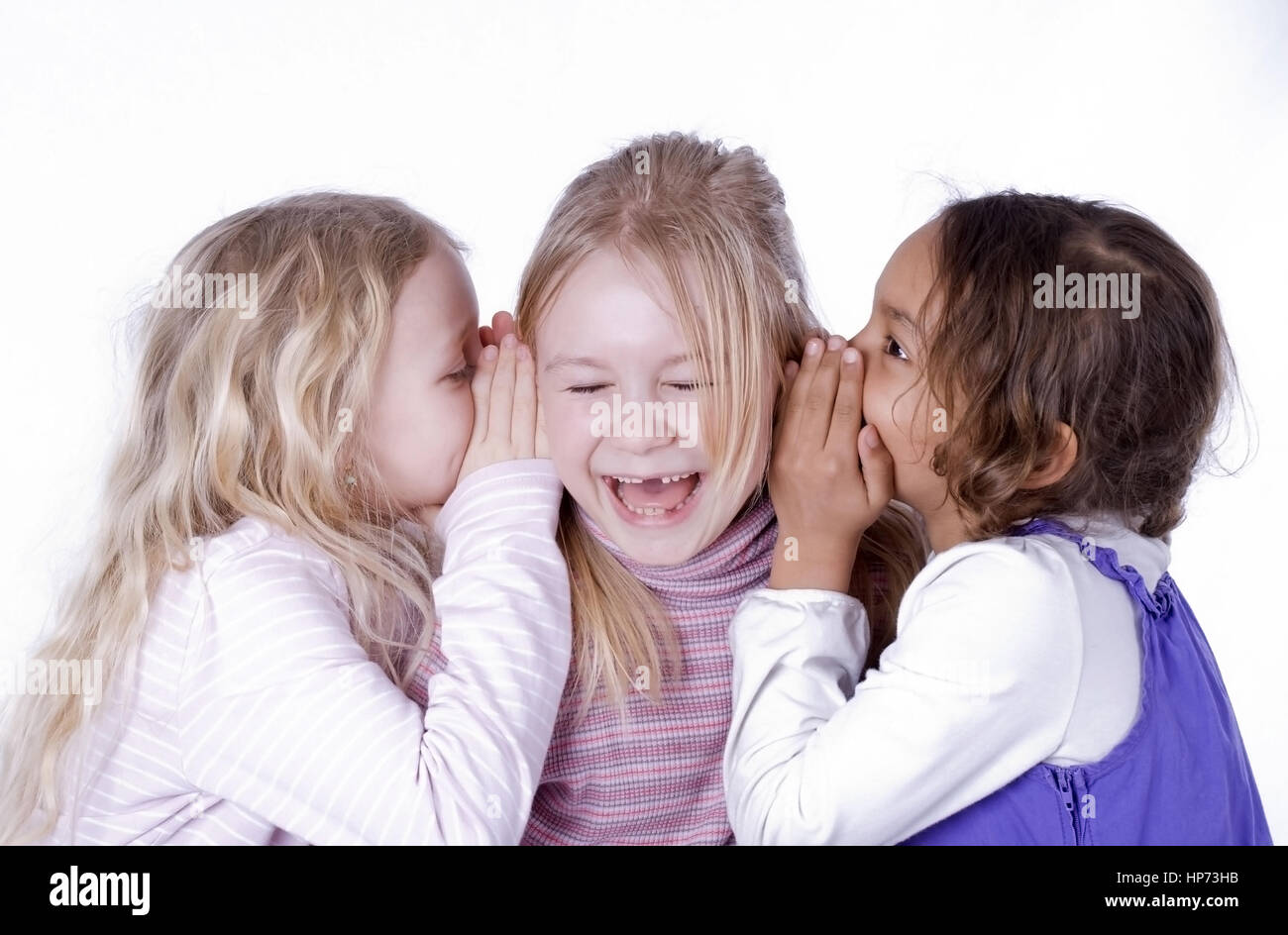 Model released, Drei Maedchen, 6 bis 7 Jahre, fluestern ins Ohr - three girls whispering Stock Photo