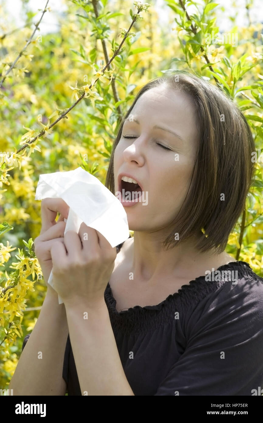 Model released, Junge Frau mit Pollenallergie im Fruehling - woman with pollen allergy Stock Photo