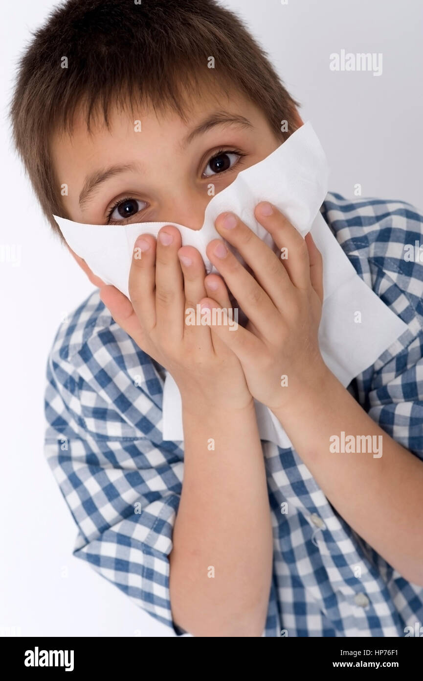 Model released, Junge, 8, schneuzt sich - boy blows his nose Stock Photo