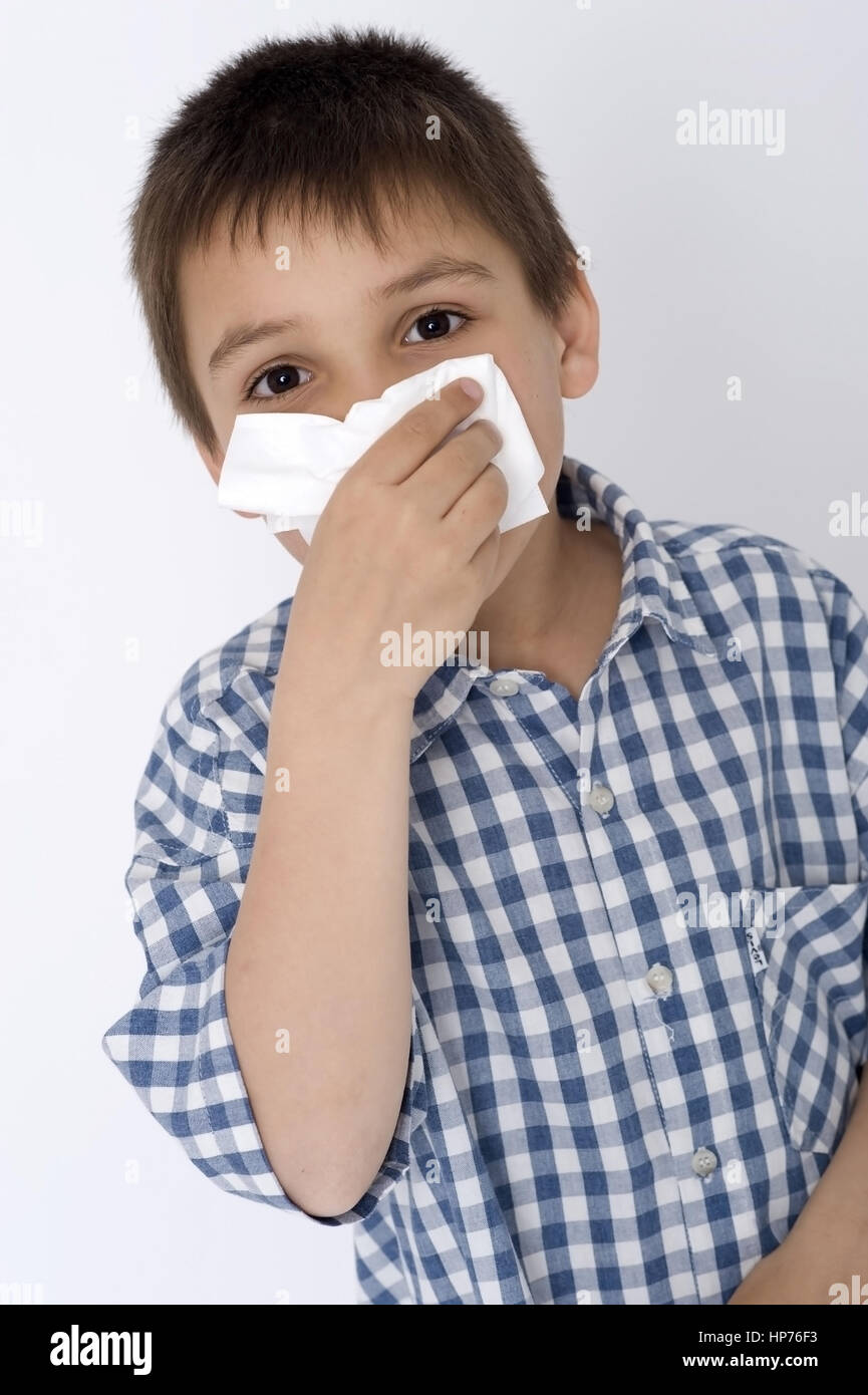 Model released, Junge, 8, schneuzt sich - boy blows his nose Stock Photo