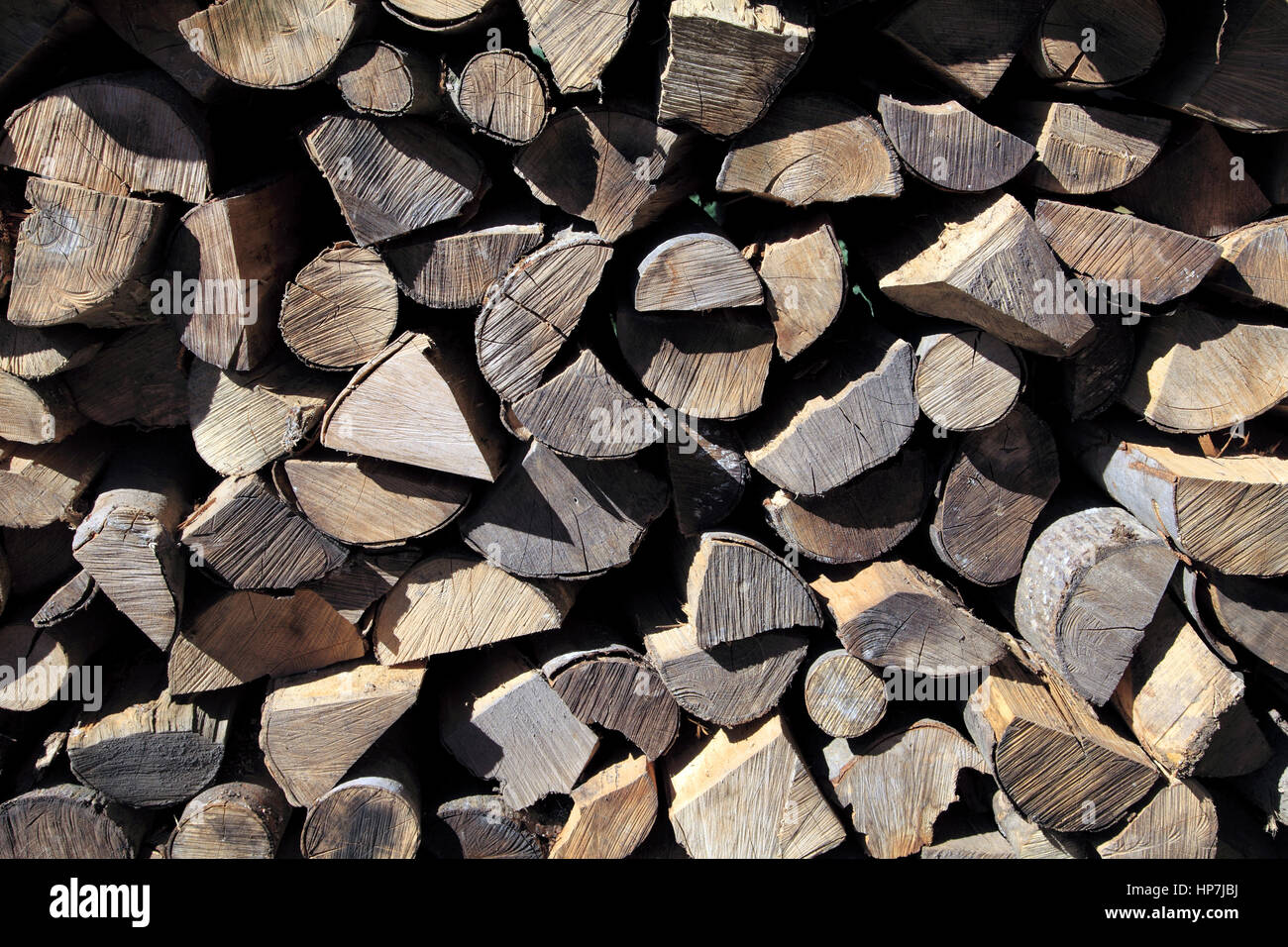 Tas de bois de chauffage dans le centre du village. Kaysersberg.  F 68 Stock Photo