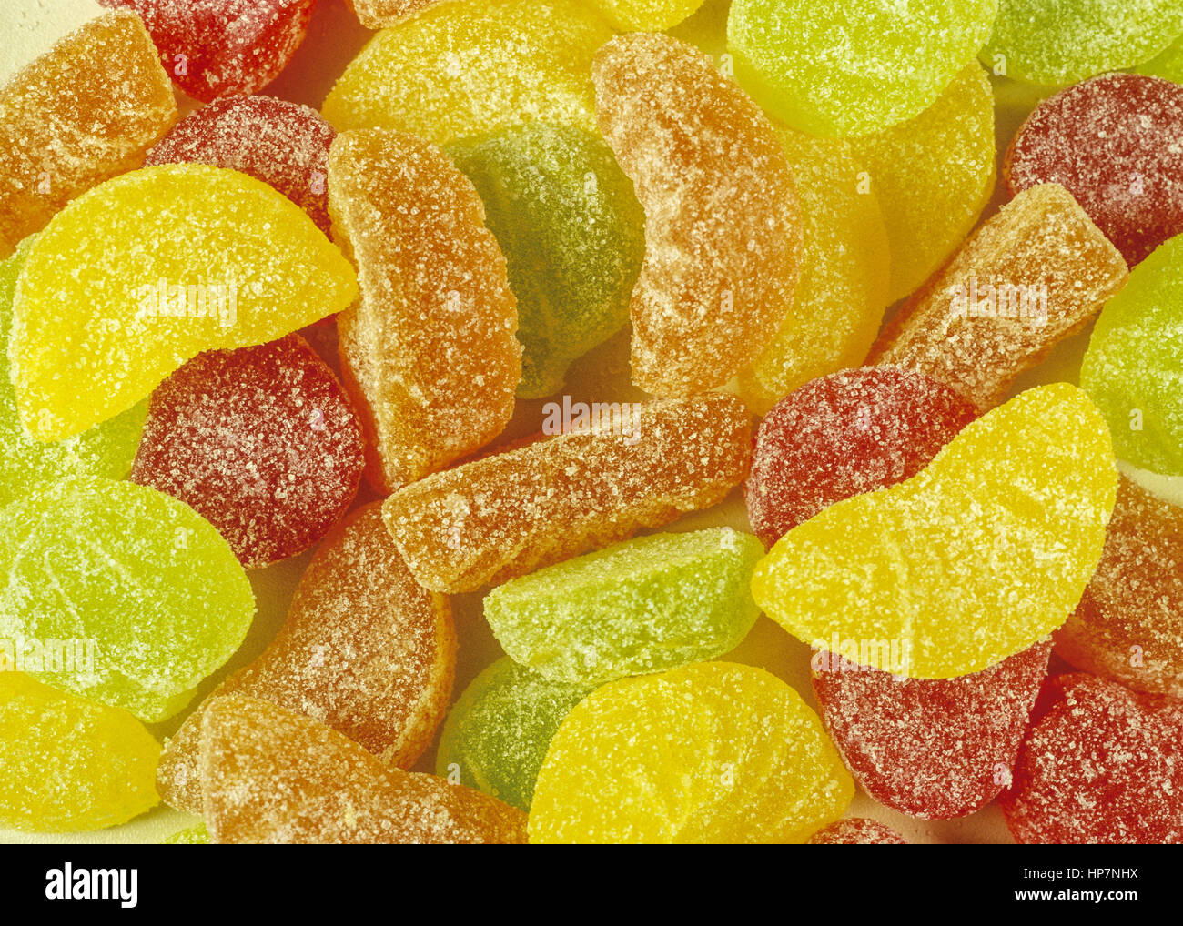 Bunte, saure Fruchtgummis in Fruechteform Stock Photo - Alamy