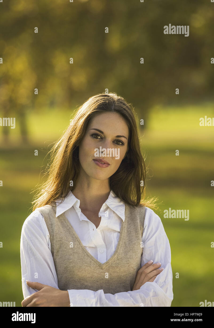 Frau in herbstlichem Park, verschraenkte Arme, Halbportraet (model-released) Stock Photo