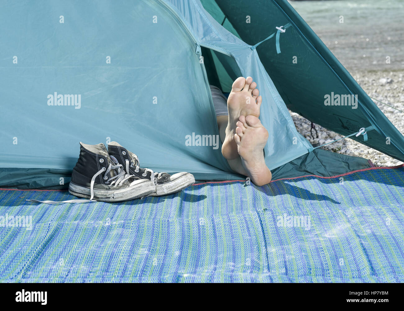 Fuesse schauen aus Zelt, Schuhe stehen daneben (model-released Stock Photo  - Alamy