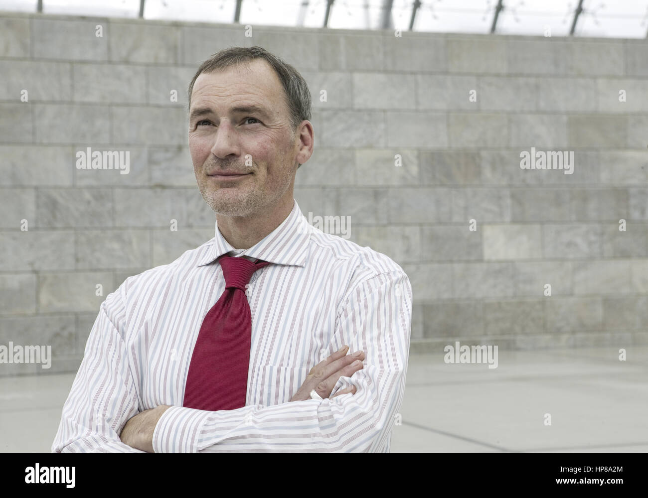 Mann, verschraenkte Arme, Halbportraet (model-released) Stock Photo