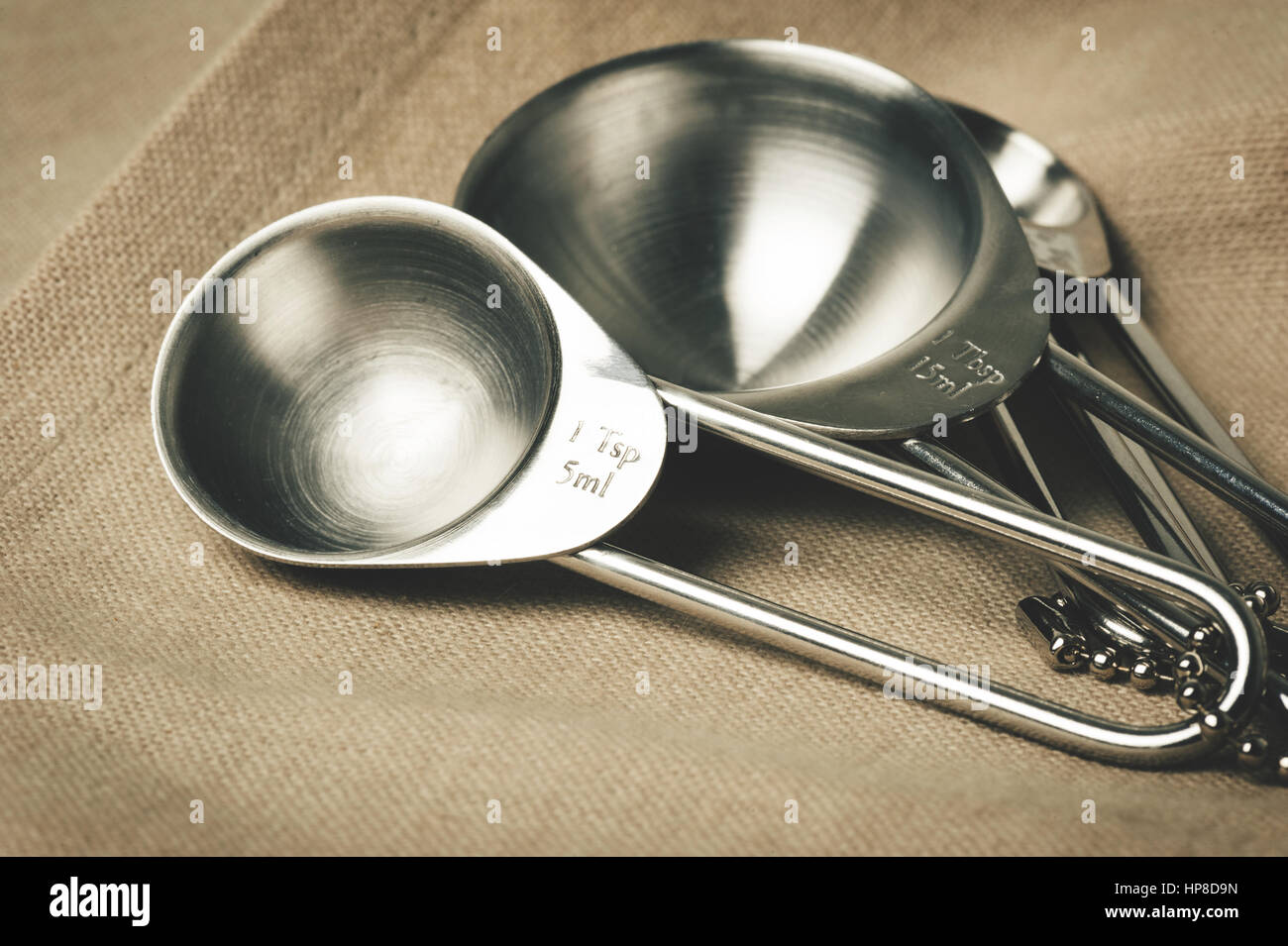 https://c8.alamy.com/comp/HP8D9N/set-of-stainless-steel-measuring-spoons-in-varying-sizes-HP8D9N.jpg