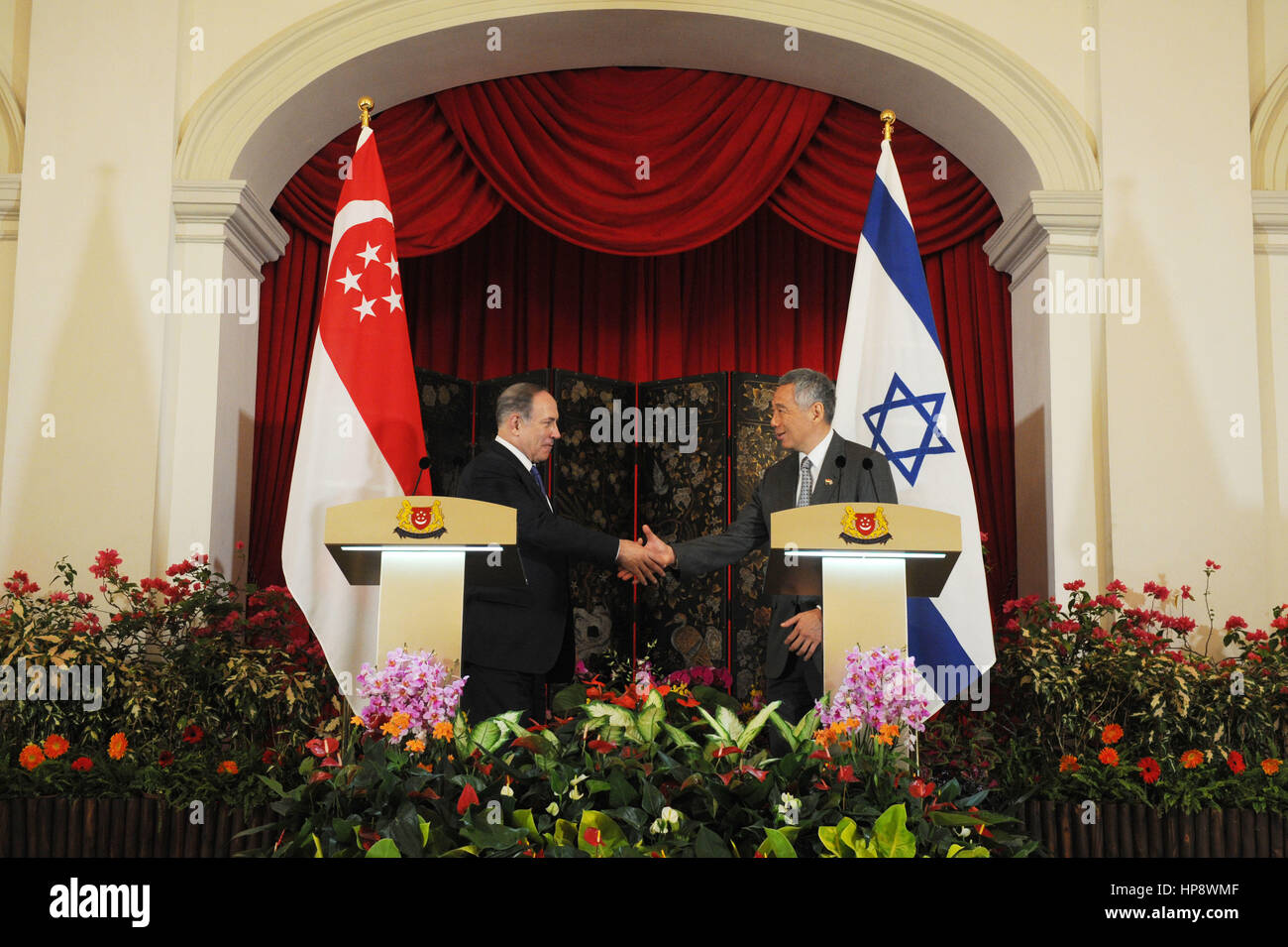Singapore. 20th Feb, 2017. Singapore's Prime Minister Lee Hsien Loong (R) and Israel's Prime Minister Benjamin Netanyahu attend a press conference held in Singapore's Istana on Feb. 20, 2017. Credit: Then Chih Wey/Xinhua/Alamy Live News Stock Photo