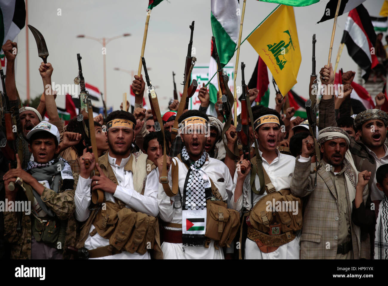 Houthi Fighters Hi res Stock Photography And Images Alamy