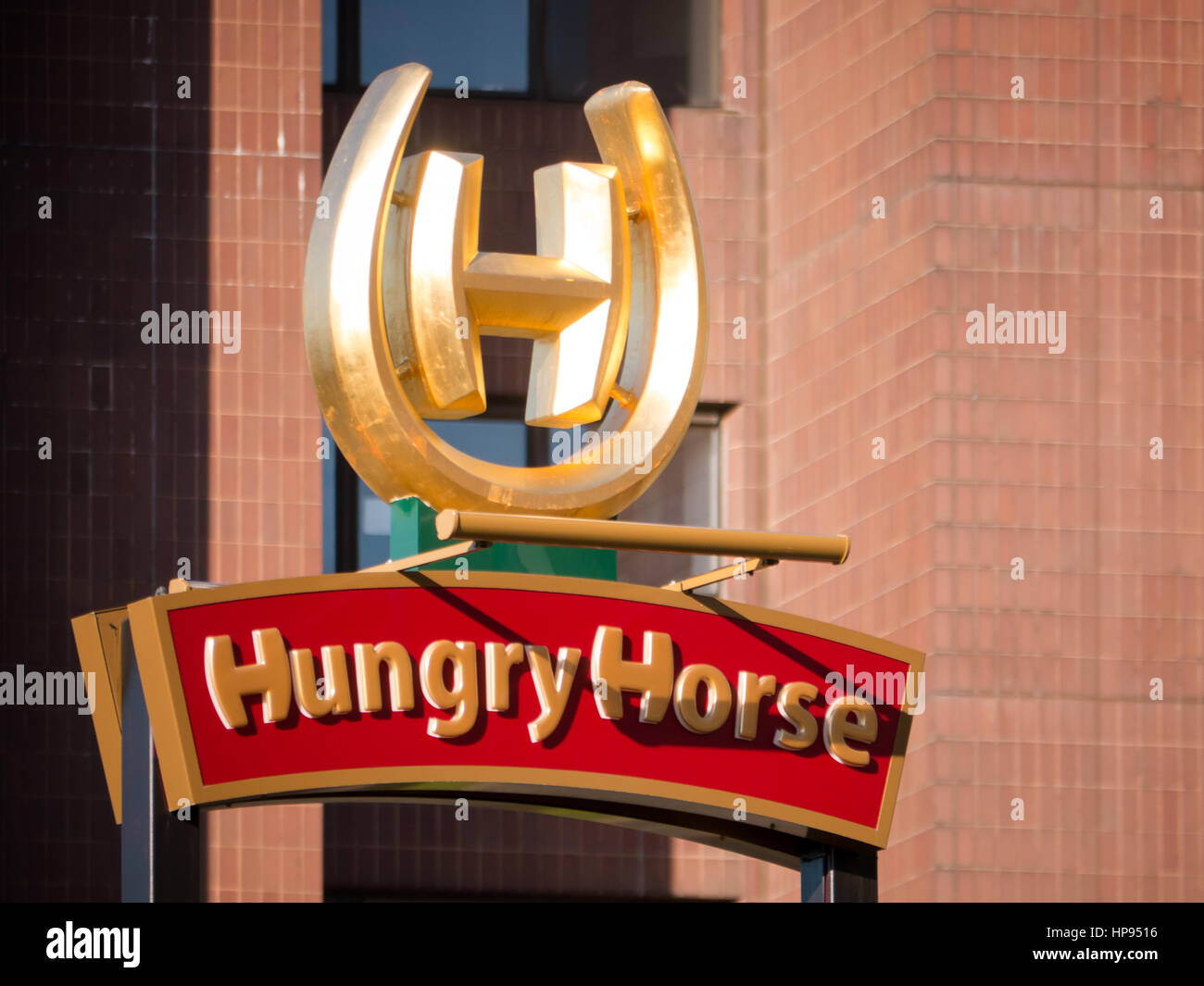 A sign and logo for a Hungry Horse restaurant, a part of the Greene King group Stock Photo