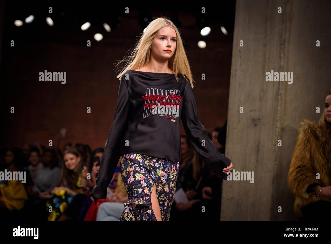 Model lottie moss on catwalk hi-res stock photography and images - Alamy