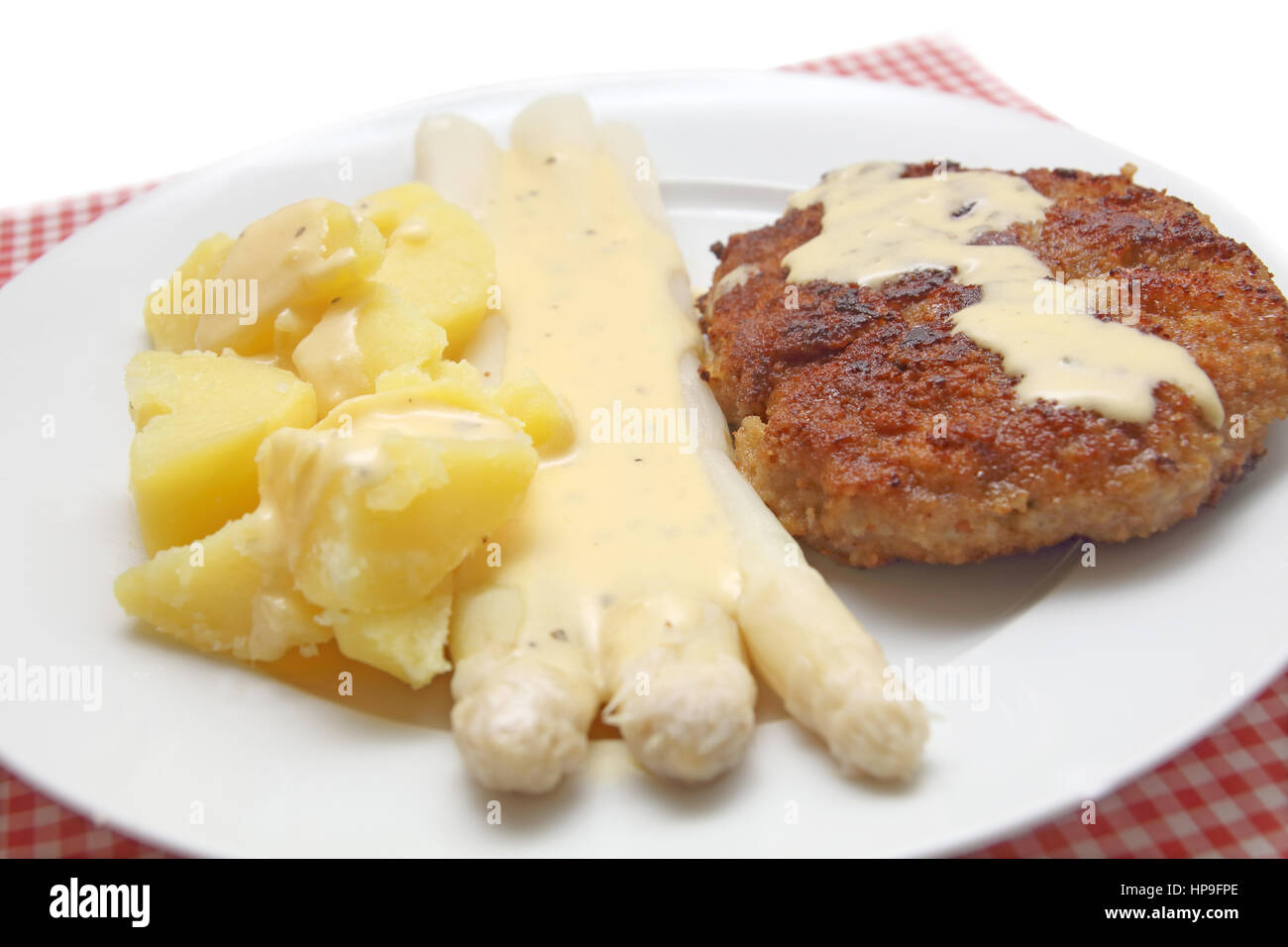 Wiener Schnitzel mit Spargel und Kartoffeln Stock Photo