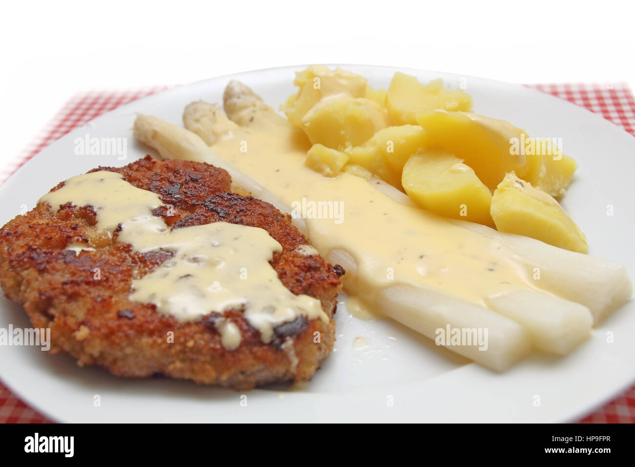 Wiener Schnitzel mit Spargel und Kartoffeln Stock Photo - Alamy