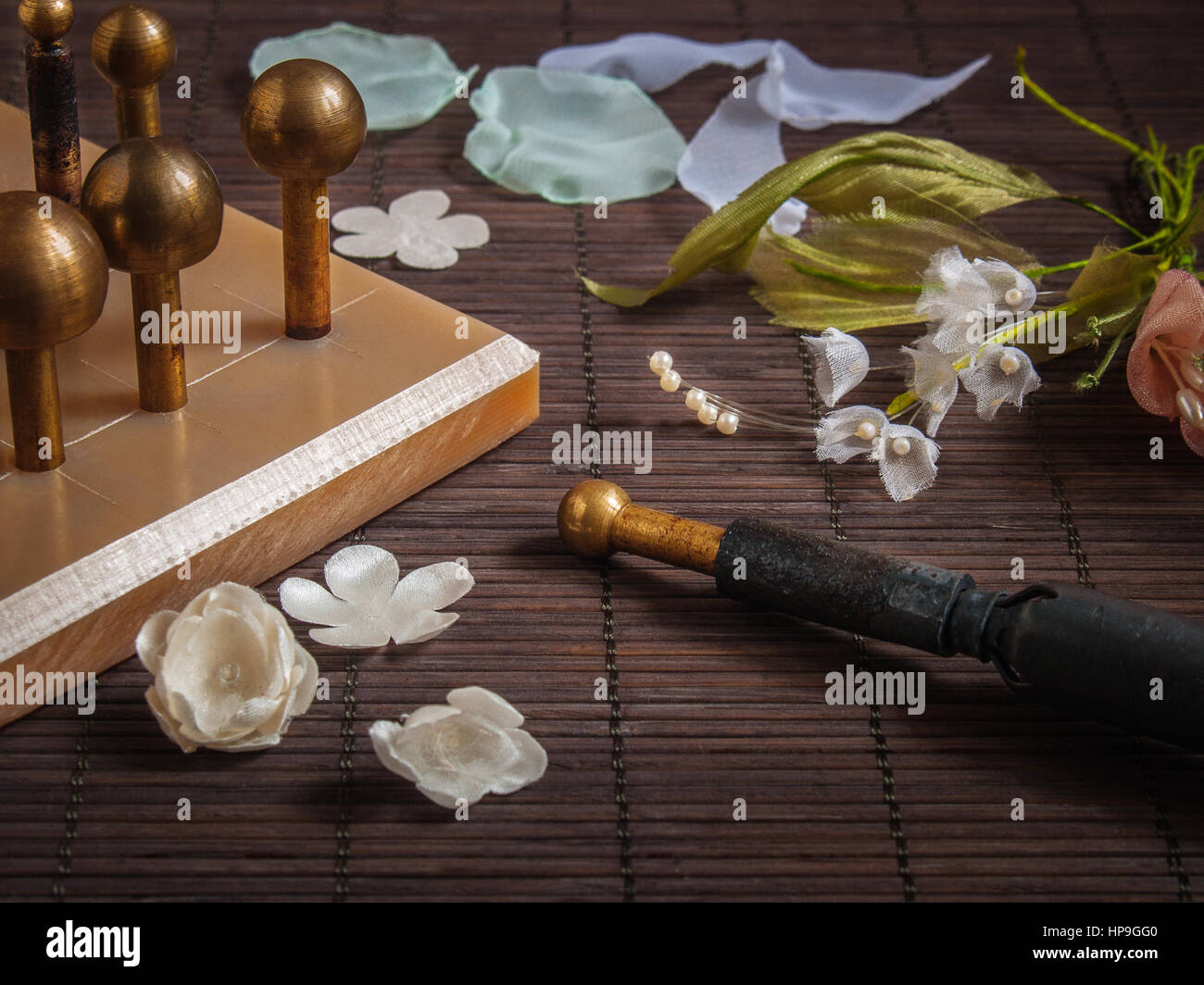 Making flowers from silk fabric tool which is heated by elektrichevstva