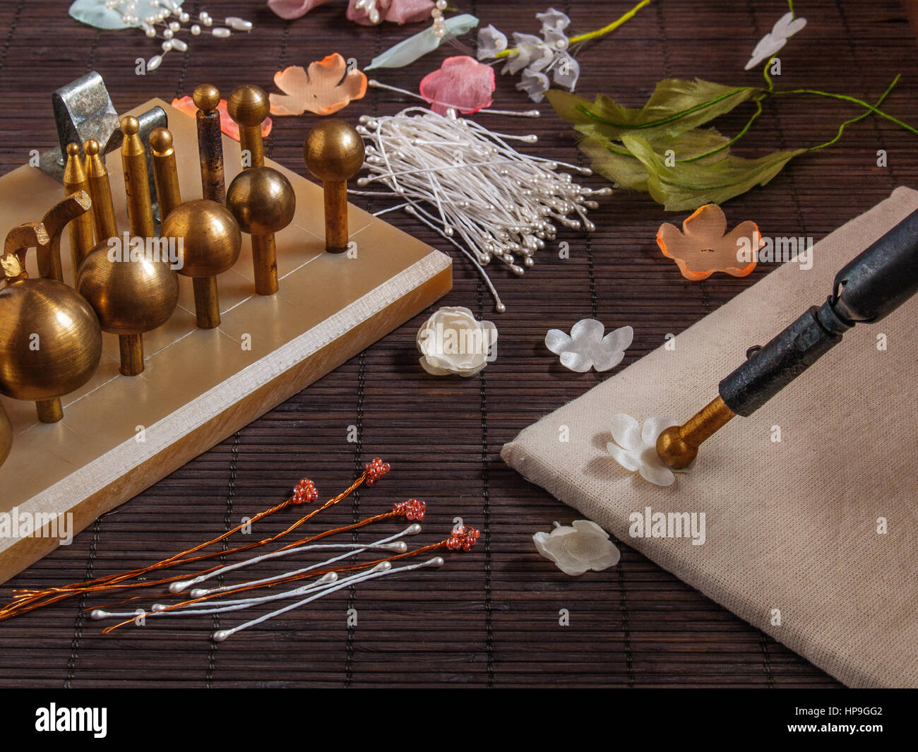 Making flowers from silk fabric tool which is heated by elektrichevstva