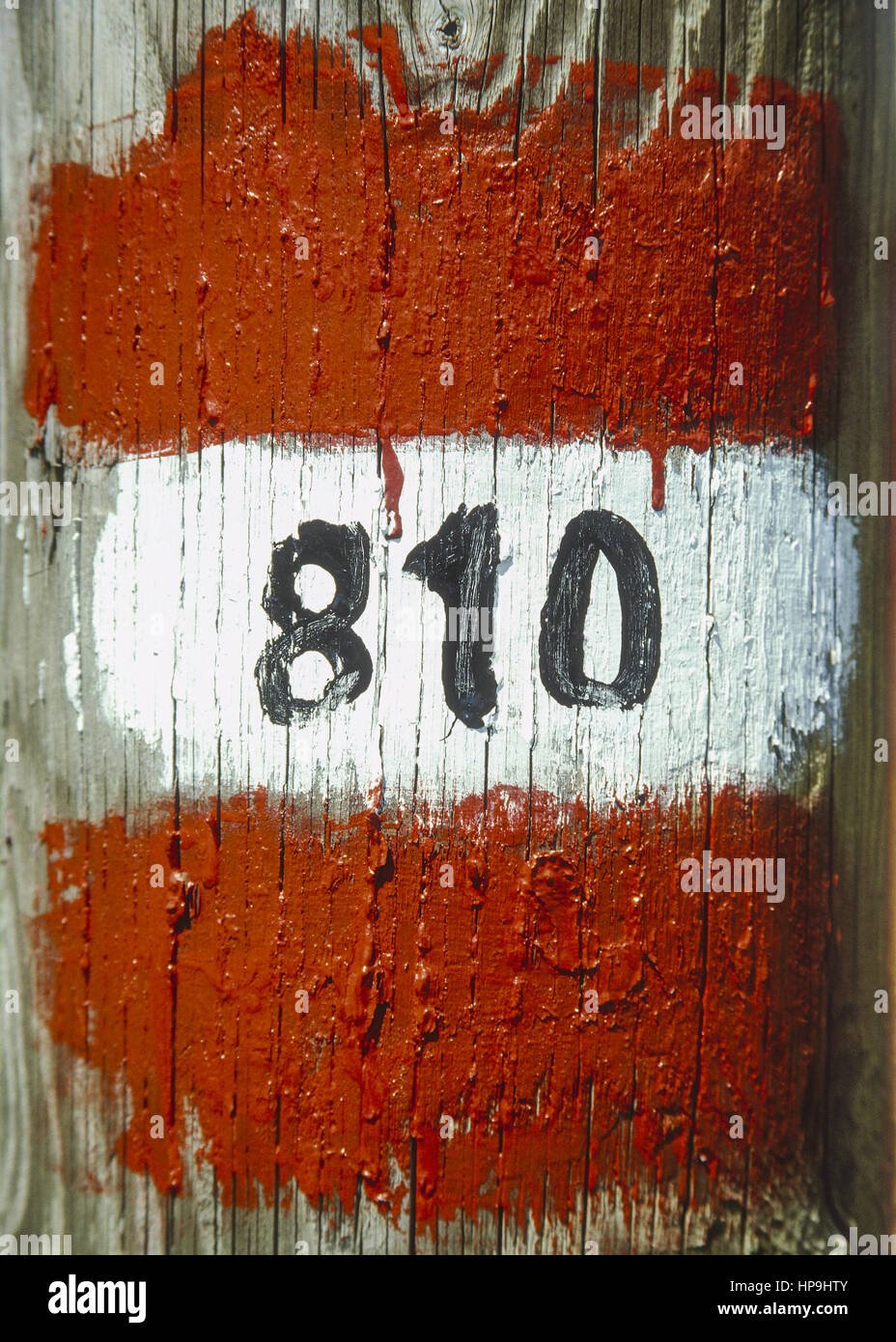 Farbmarkierung rot-weiss-rot an Holzpfosten, Zahl 810 Stock Photo