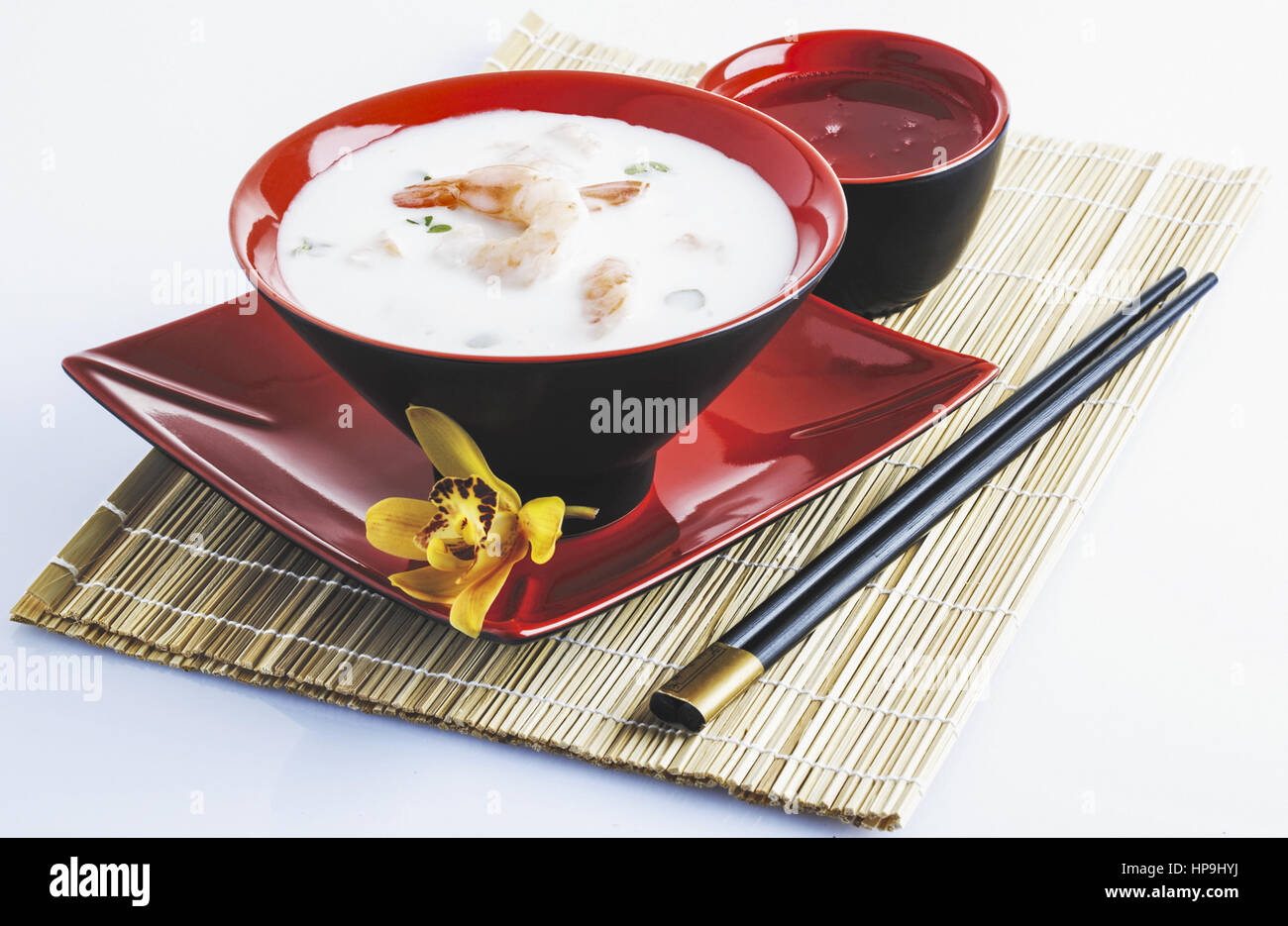 Thaisuppe mit Garnelen in Suppenschale angerichtet Stock Photo