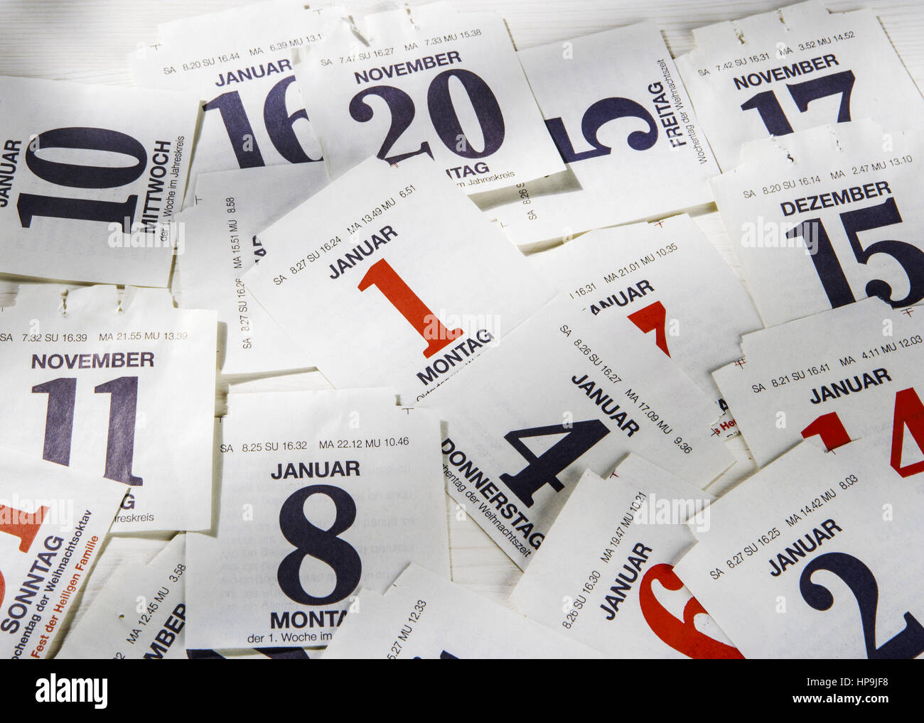 Kalenderblaetter eines Abreisskalenders Stock Photo - Alamy