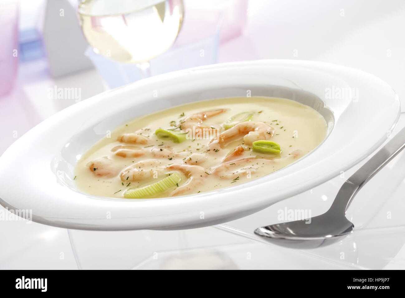 Krabbensuppe in Teller Stock Photo - Alamy