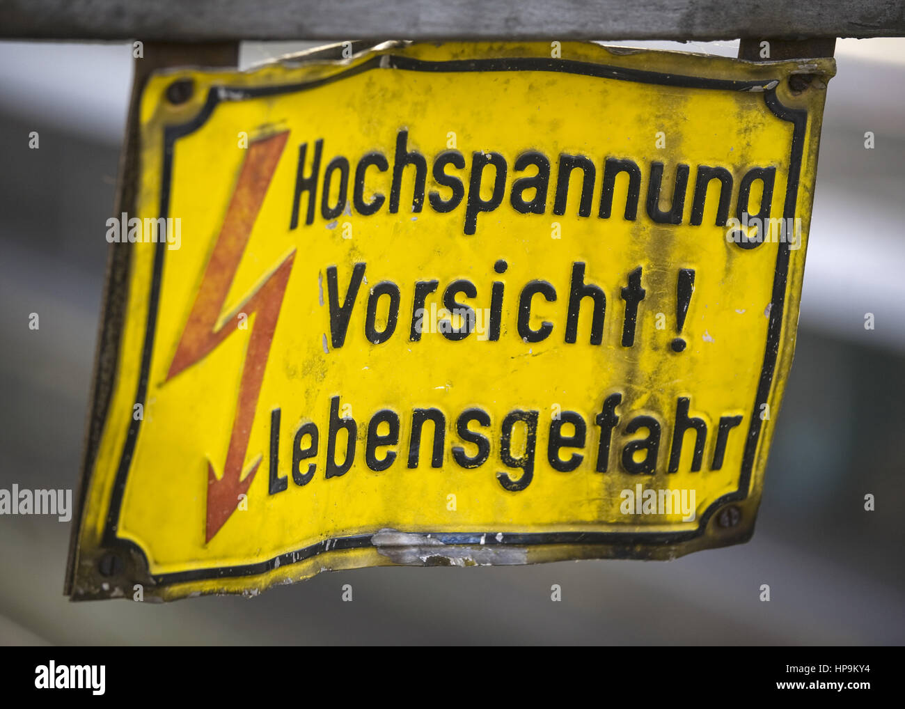 Gelbes Warnschild Hochspannung Vorsicht Lebensgefahr, verbeult Stock Photo