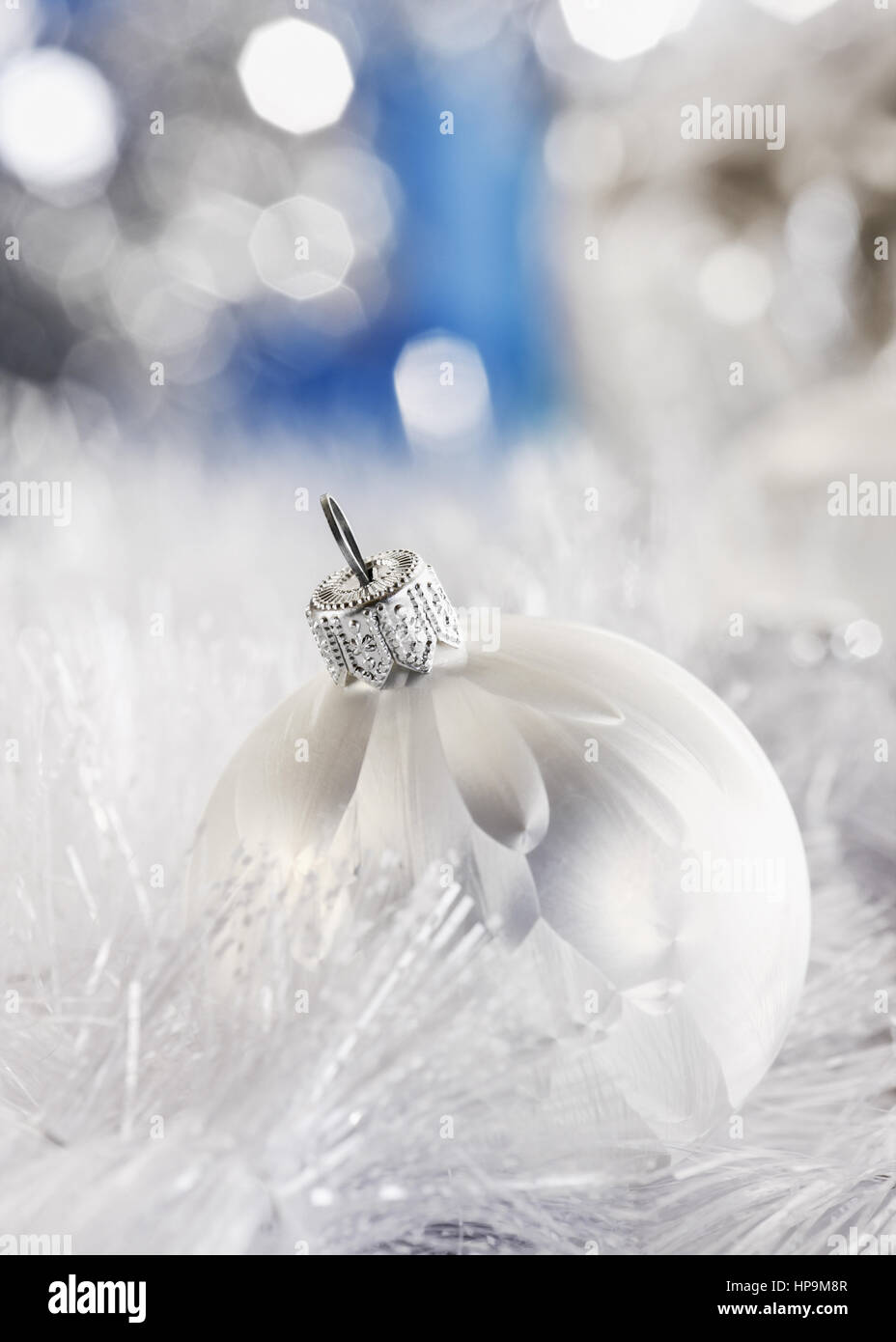 Christbaumkugel, weihnachtlich dekoriert, silbern und weiss Stock Photo