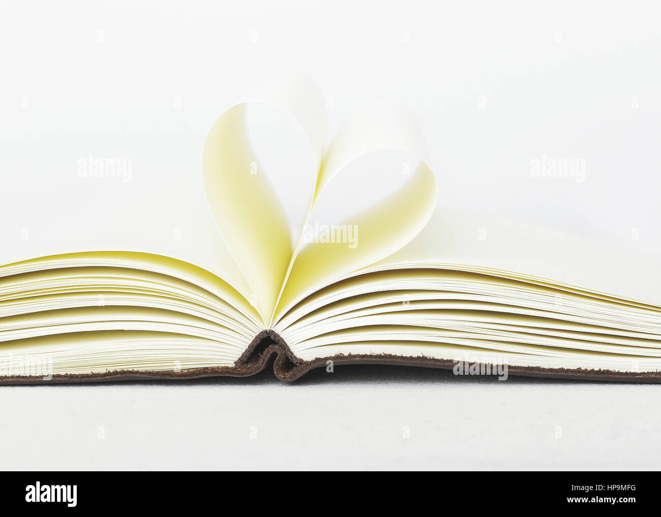 Aufgeschlagenes Buch, Seiten in Herzform Stock Photo