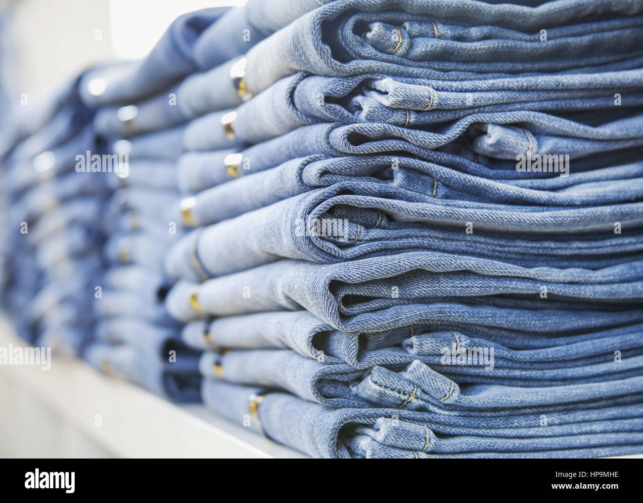 Gestapelte Jeans in Boutique Stock Photo