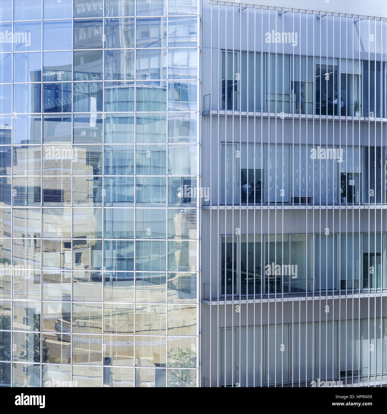 Moderne Fassade, in der sch andere Gebaeude spiegeln Stock Photo