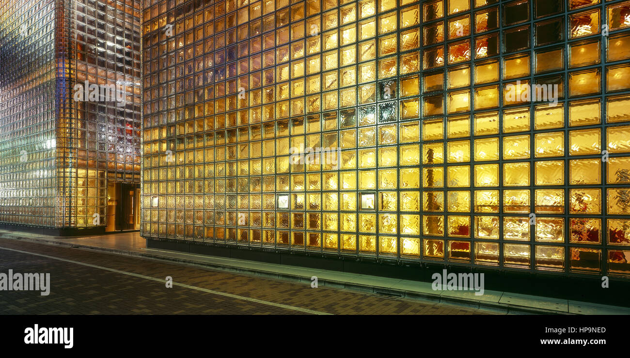 Beleuchtete Glasfront von Gebaeuden, Glasbausteine Stock Photo